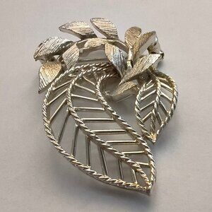 Vintage 1950's Gold Tone Leaf Brooch     9